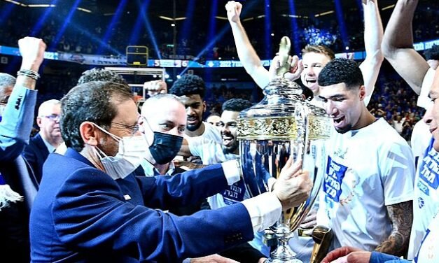 Bnei Herzliya Stuns Holon with Last-Second Triple to Force Game 5 Showdown