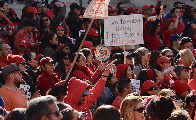 Hundreds of Schools and Kindergartens Remain Shut as Teachers Continue Unofficial Strike Over Pay